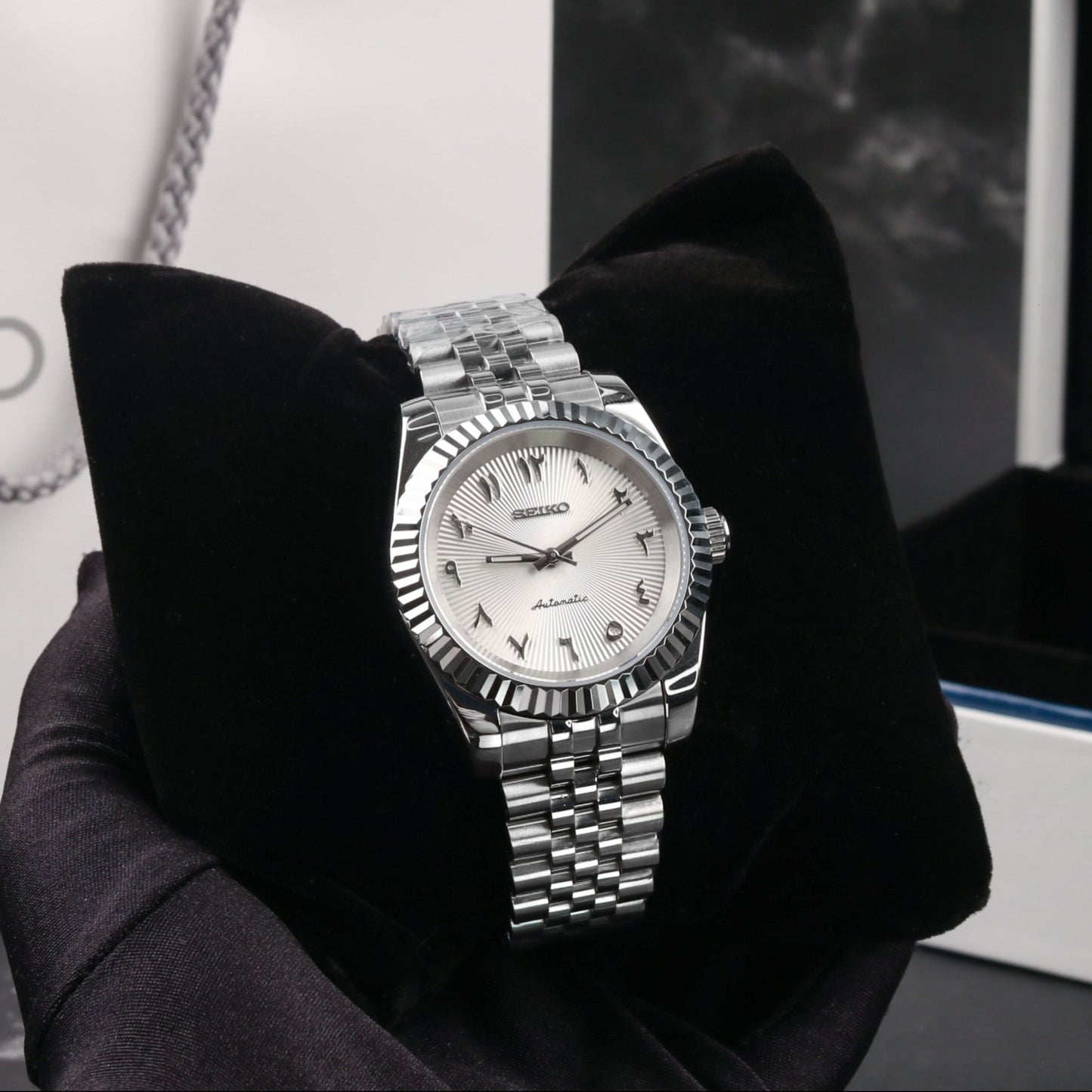 SEIKOJUST WHITE SUNBURST ARABIC 39MM WATCH